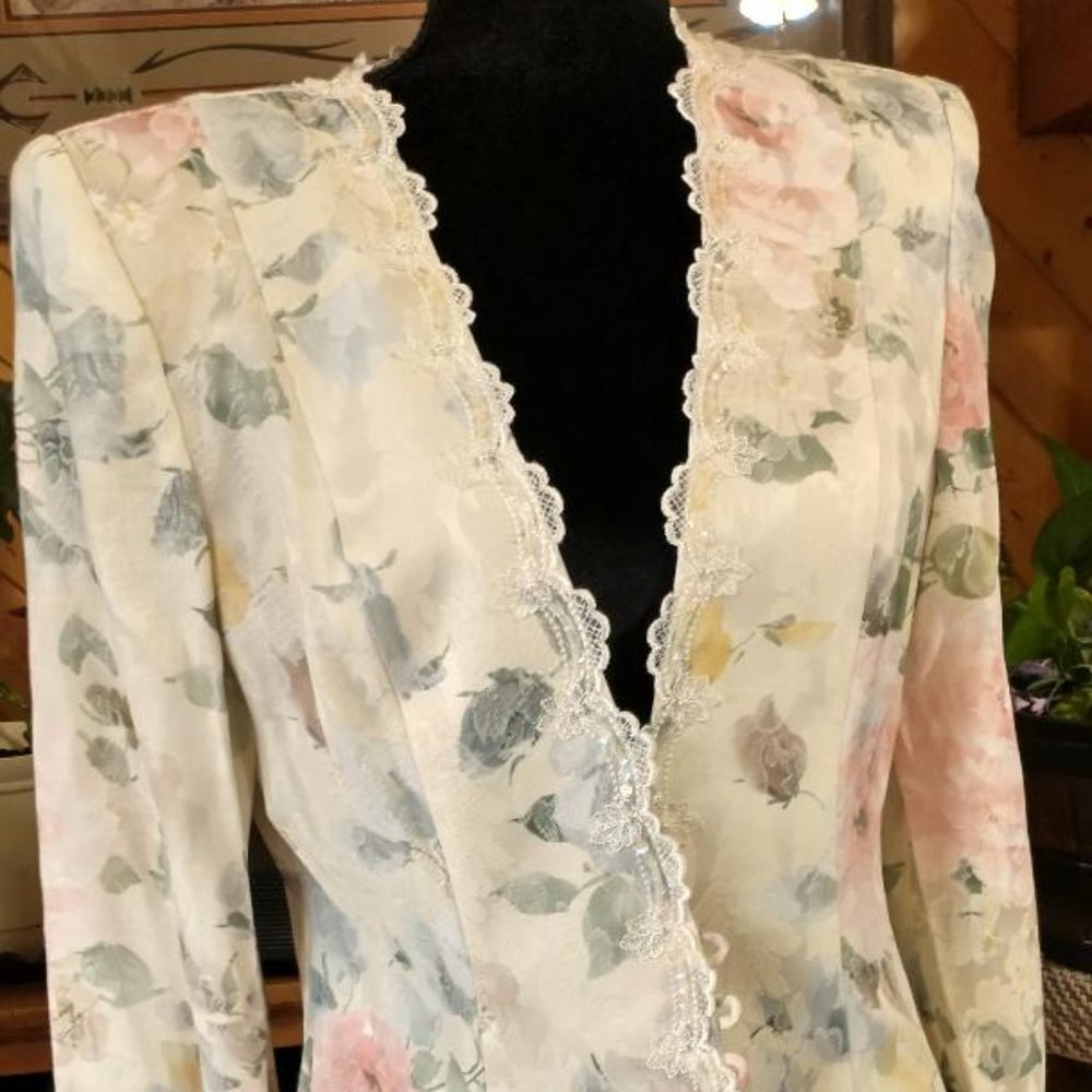 Women's Nah Nah Collection off white floral pearl button jacket